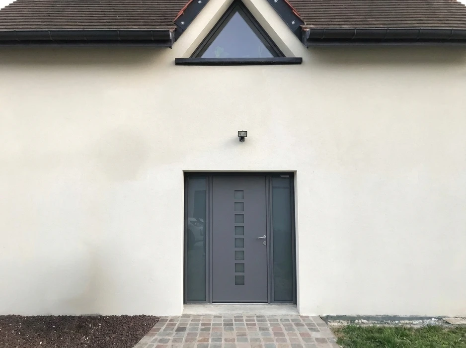 Façade extérieure d'une maison contemporaine en enduit blanc