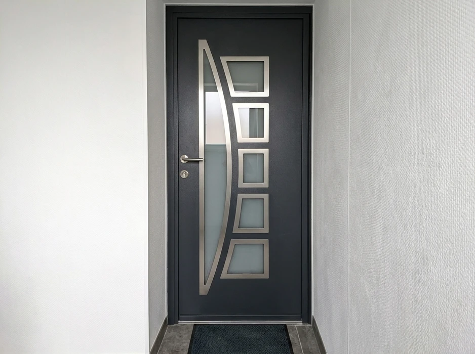 Porte d'entrée design moderne, anthracite, avec décoration en inox brossé formant une courbe élancée et cinq carreaux vitrés translucides encadrés