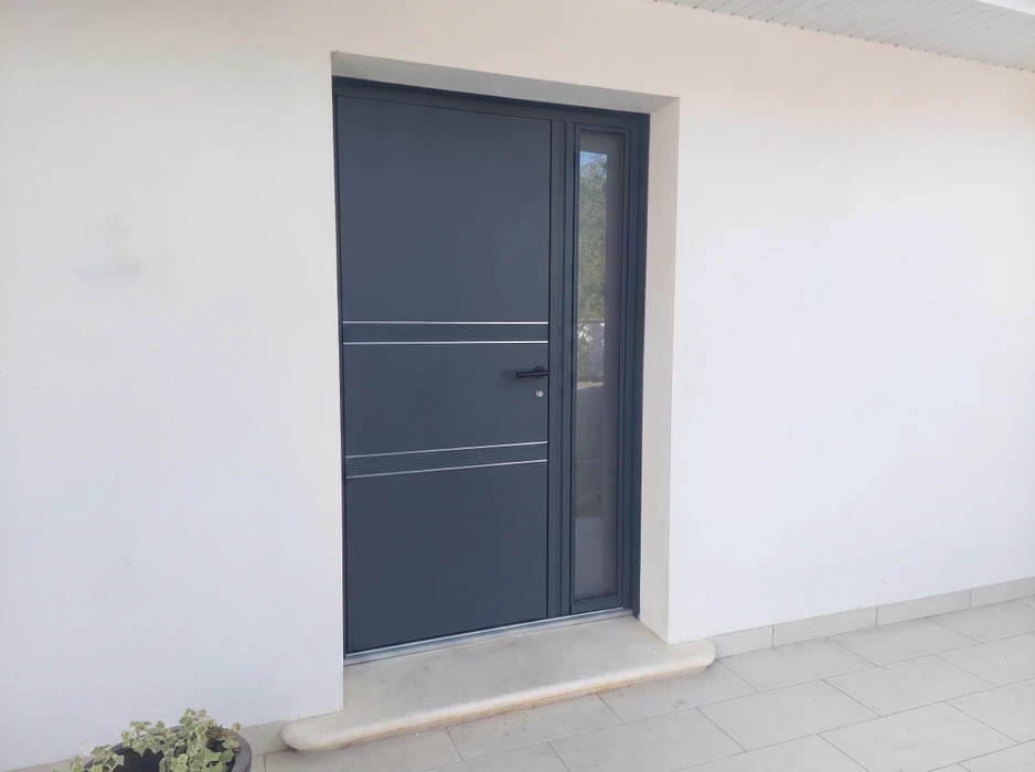 Façade de maison individuelle de style alsacien, vue extérieure de jour