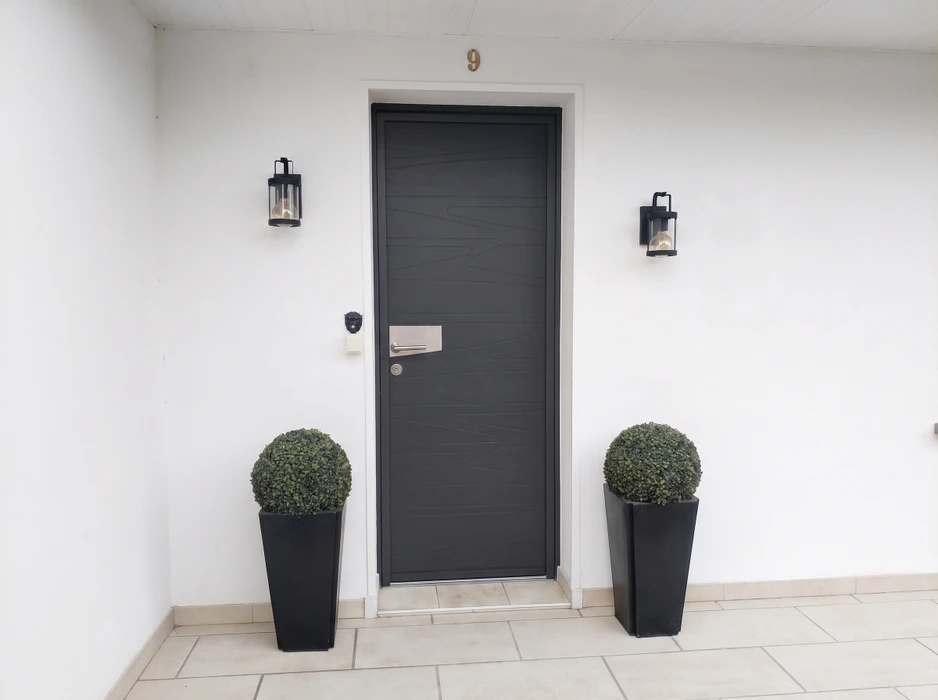 Véranda moderne vue de l'intérieur, pièce lumineuse sans mobilier