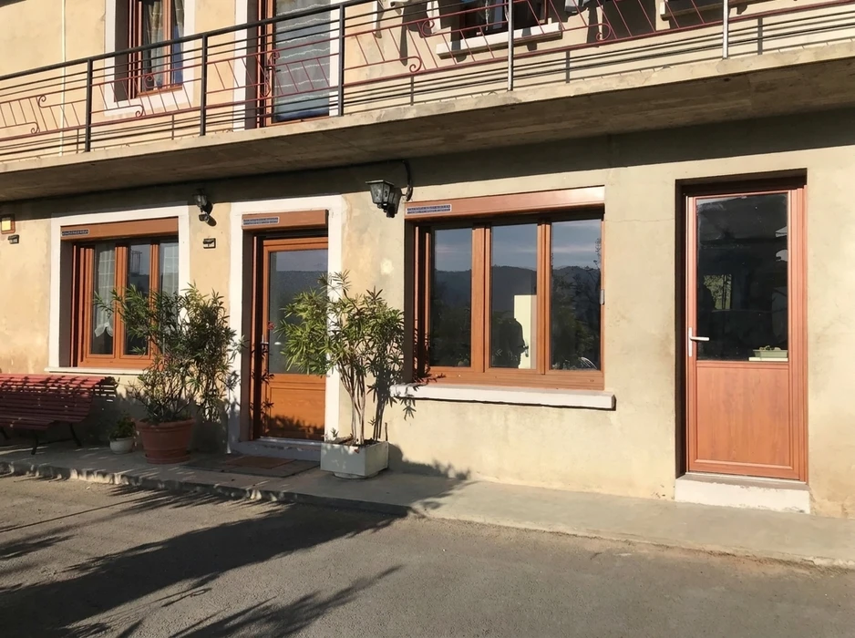 Façade d'une maison individuelle à deux niveaux, enduit rose poudré
