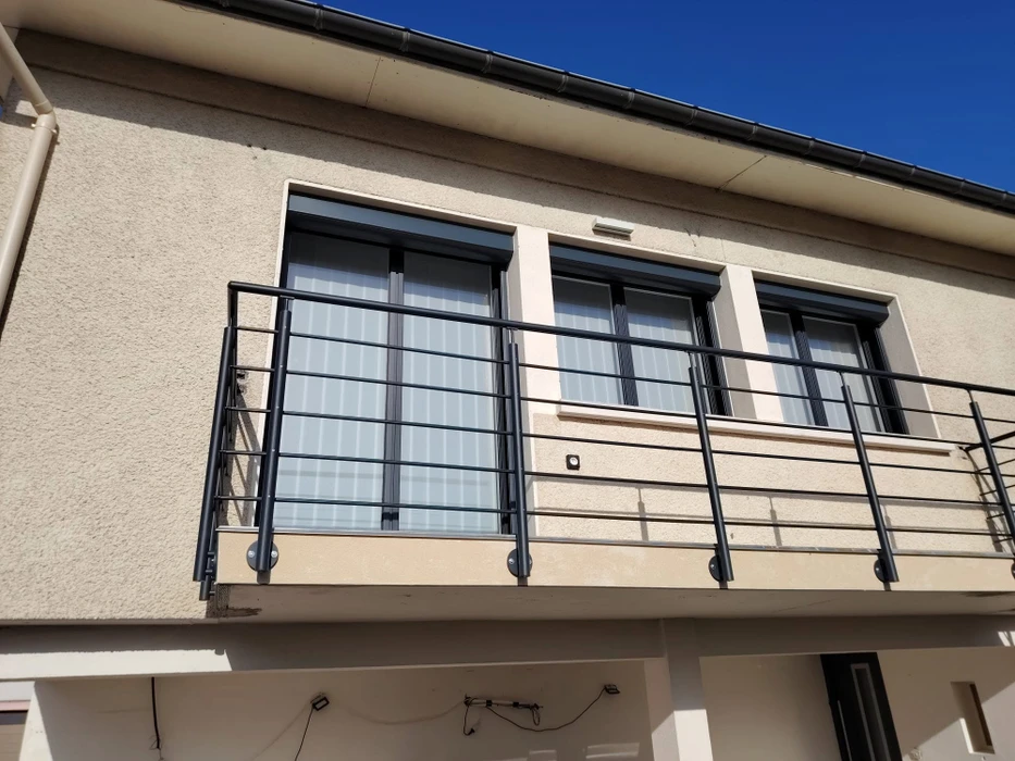 Façade d'un bâtiment résidentiel méditerranéen avec menuiseries PVC imitation bois teinte chêne doré