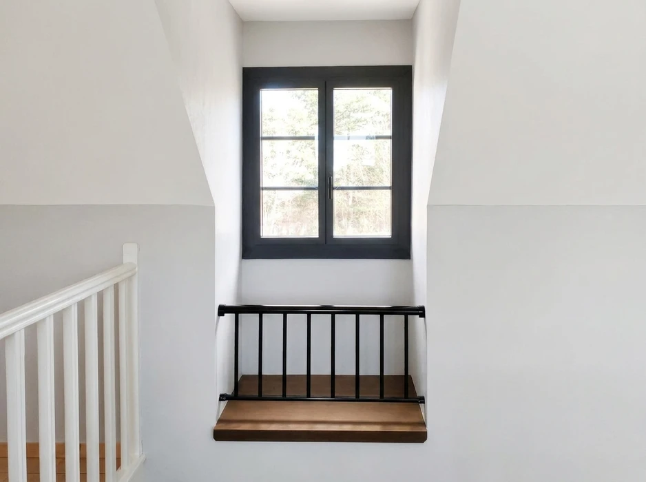 Porte d'entrée design moderne, anthracite, avec décoration en inox brossé formant une courbe élancée et cinq carreaux vitrés translucides encadrés