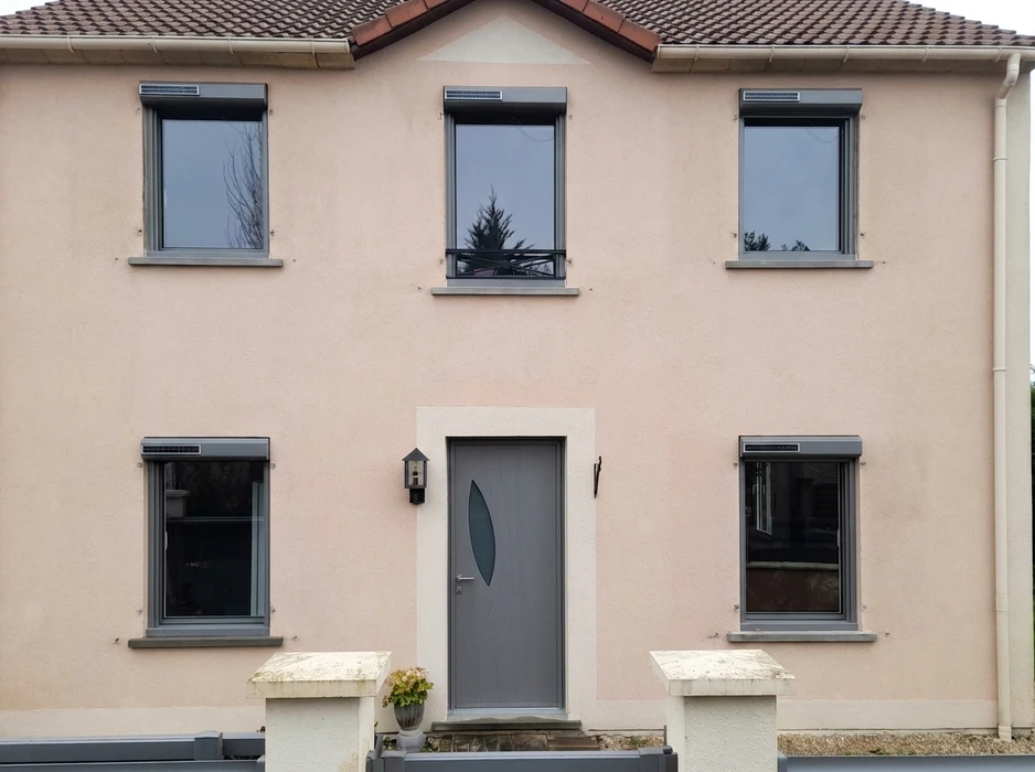 Façade extérieure d'une maison contemporaine en enduit blanc