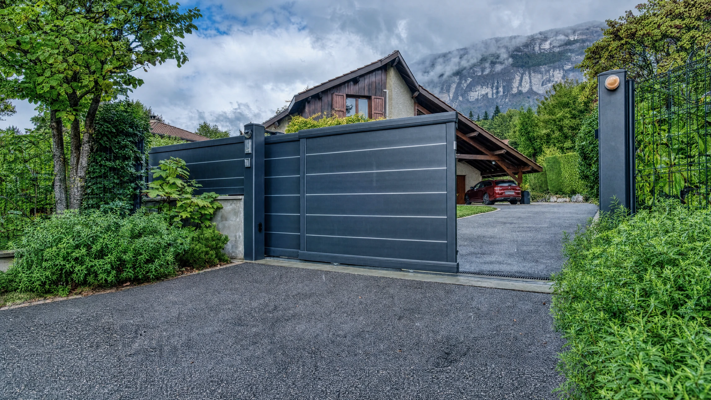 Portail coulissant double vantaux en aluminium laqué anthracite (RAL 7016), à lames horizontales avec espacements réguliers