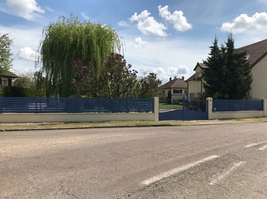 Entrée de propriété résidentielle avec portail battant double vantaux en aluminium gris anthracite, style arrondi en arc de cercle, lames verticales espacées