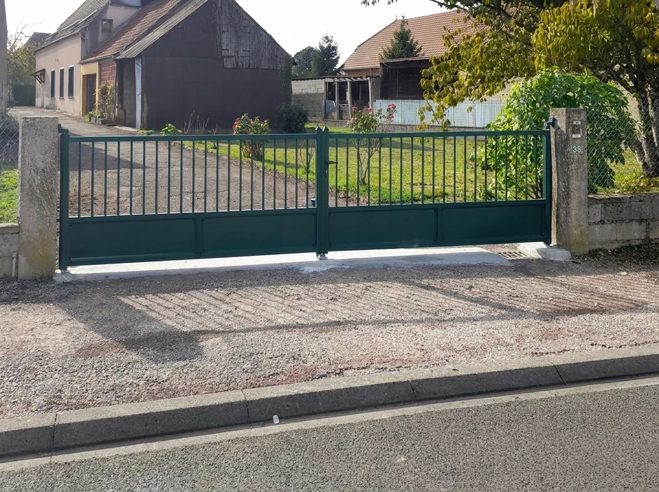 Entrée de propriété résidentielle avec portail battant double vantaux en aluminium gris anthracite, style arrondi en arc de cercle, lames verticales espacées