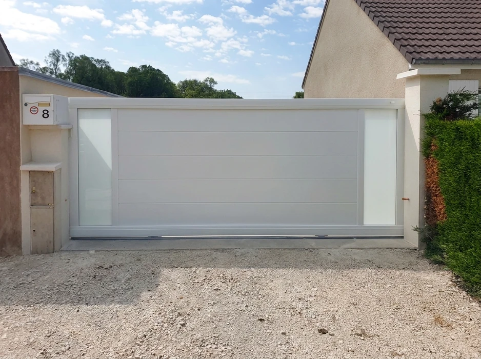 Entrée de propriété résidentielle avec portail battant double vantaux en aluminium gris anthracite, style arrondi en arc de cercle, lames verticales espacées