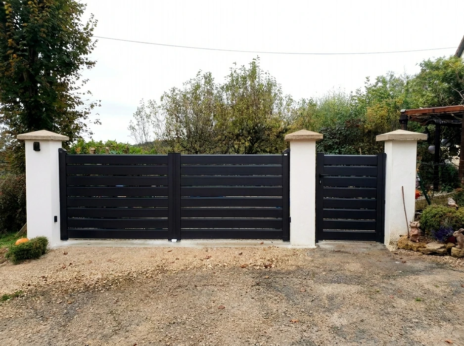 Entrée de propriété résidentielle avec portail battant double vantaux en aluminium gris anthracite, style arrondi en arc de cercle, lames verticales espacées