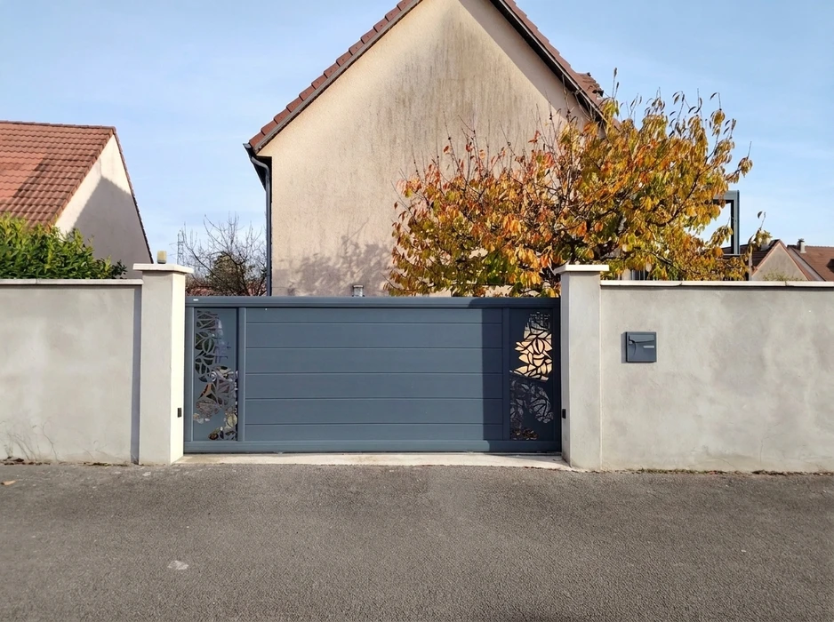 Entrée de propriété résidentielle avec portail battant double vantaux en aluminium gris anthracite, style arrondi en arc de cercle, lames verticales espacées