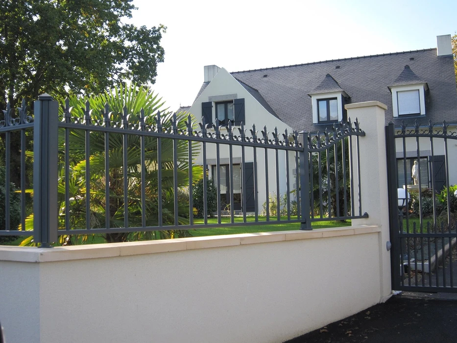 Entrée de propriété avec portail coulissant double vantail et portillon en aluminium laqué anthracite RAL 7016, à lames horizontales occultantes avec espacements