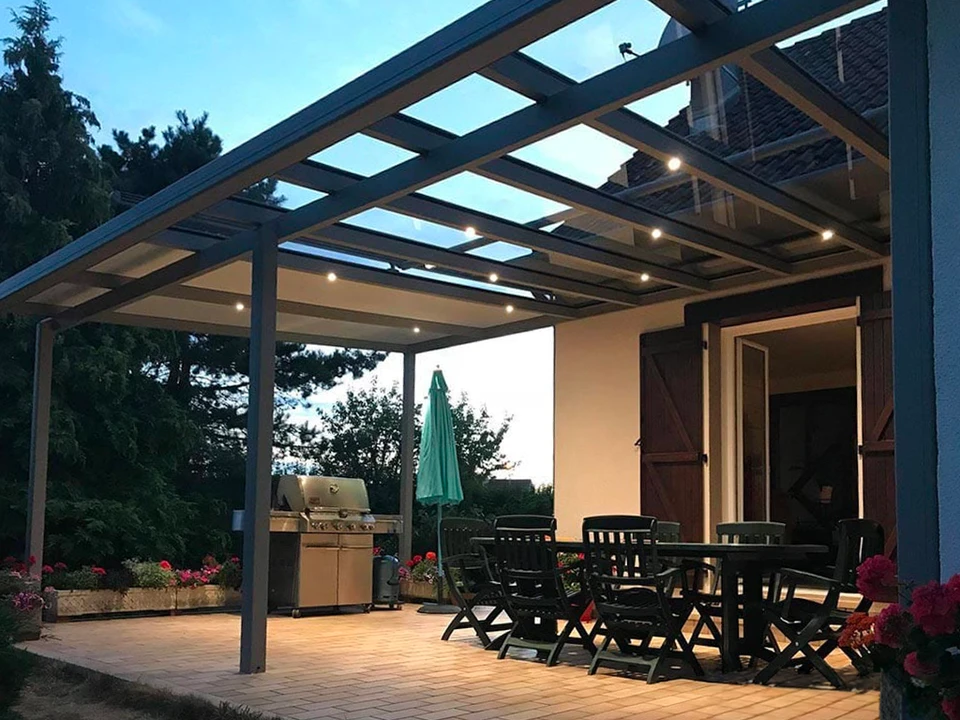 Terrasse couverte d'une maison individuelle, jardin verdoyant