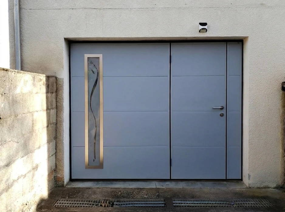 Entrée de propriété résidentielle avec portail battant double vantaux en aluminium gris anthracite, style arrondi en arc de cercle, lames verticales espacées