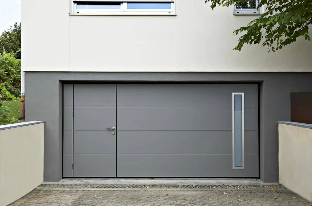 Portail coulissant motorisé blanc, design contemporain, avec lames horizontales en aluminium thermolaqué et inserts latéraux en verre dépoli
