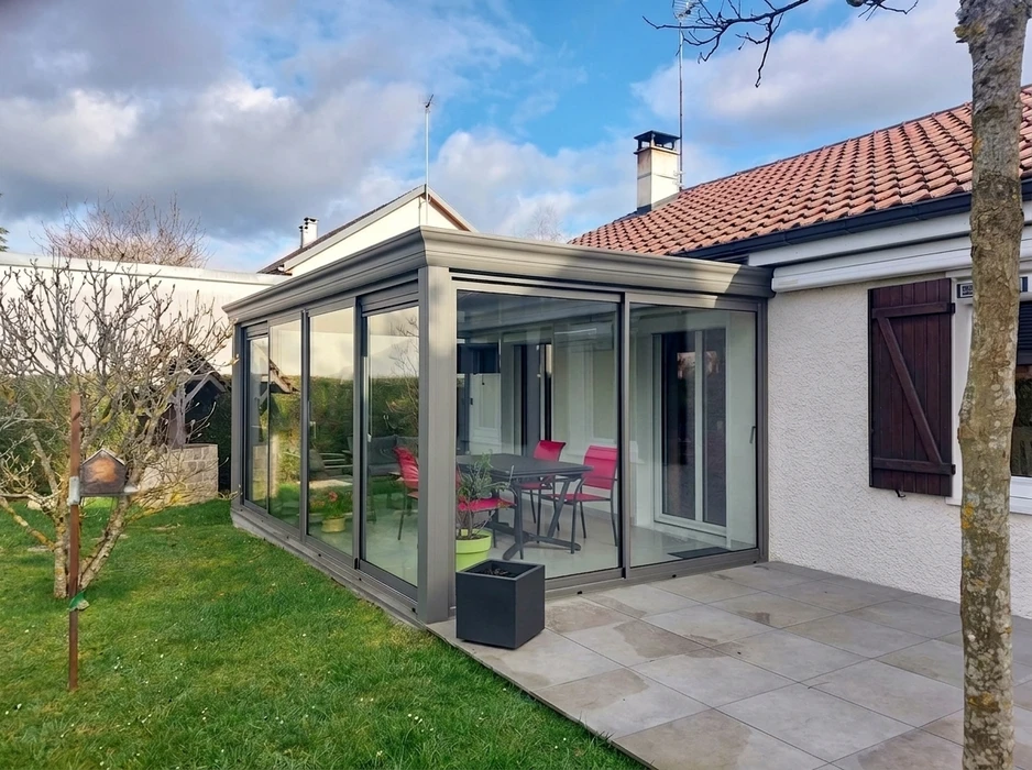 Extension de maison moderne en véranda aluminium gris anthracite, installée en élévation sur terrasse surélevée