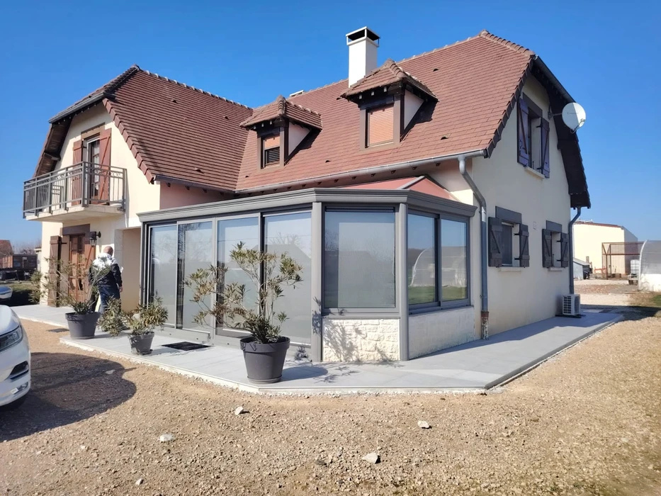 Véranda moderne adossée à une maison, vue extérieure