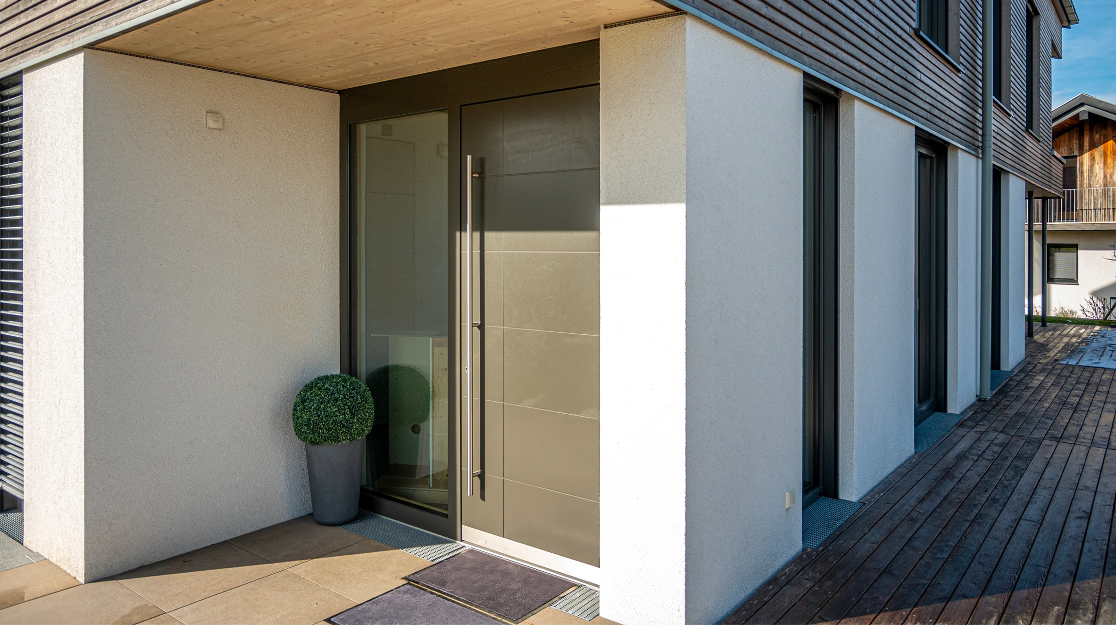 Portail coulissant double vantaux en aluminium laqué anthracite (RAL 7016), à lames horizontales avec espacements réguliers