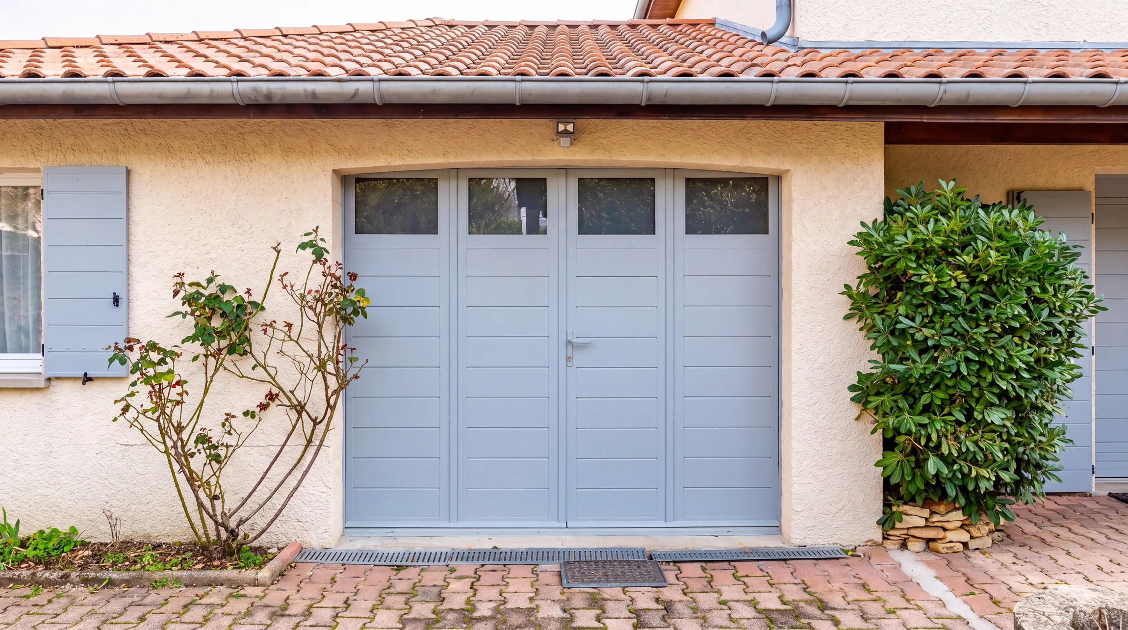 Portail coulissant double vantaux en aluminium laqué anthracite (RAL 7016), à lames horizontales avec espacements réguliers