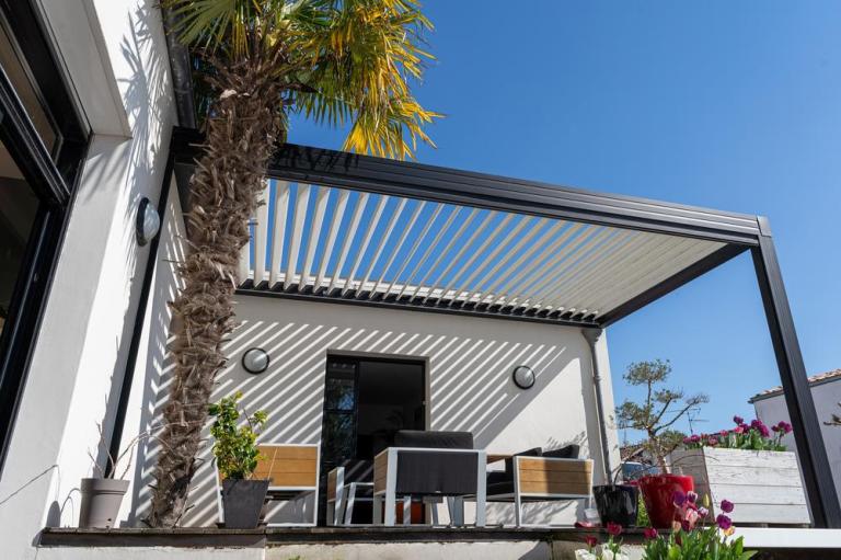 Pourquoi choisir une pergola bioclimatique à Chevigny-Saint-Sauveur ?